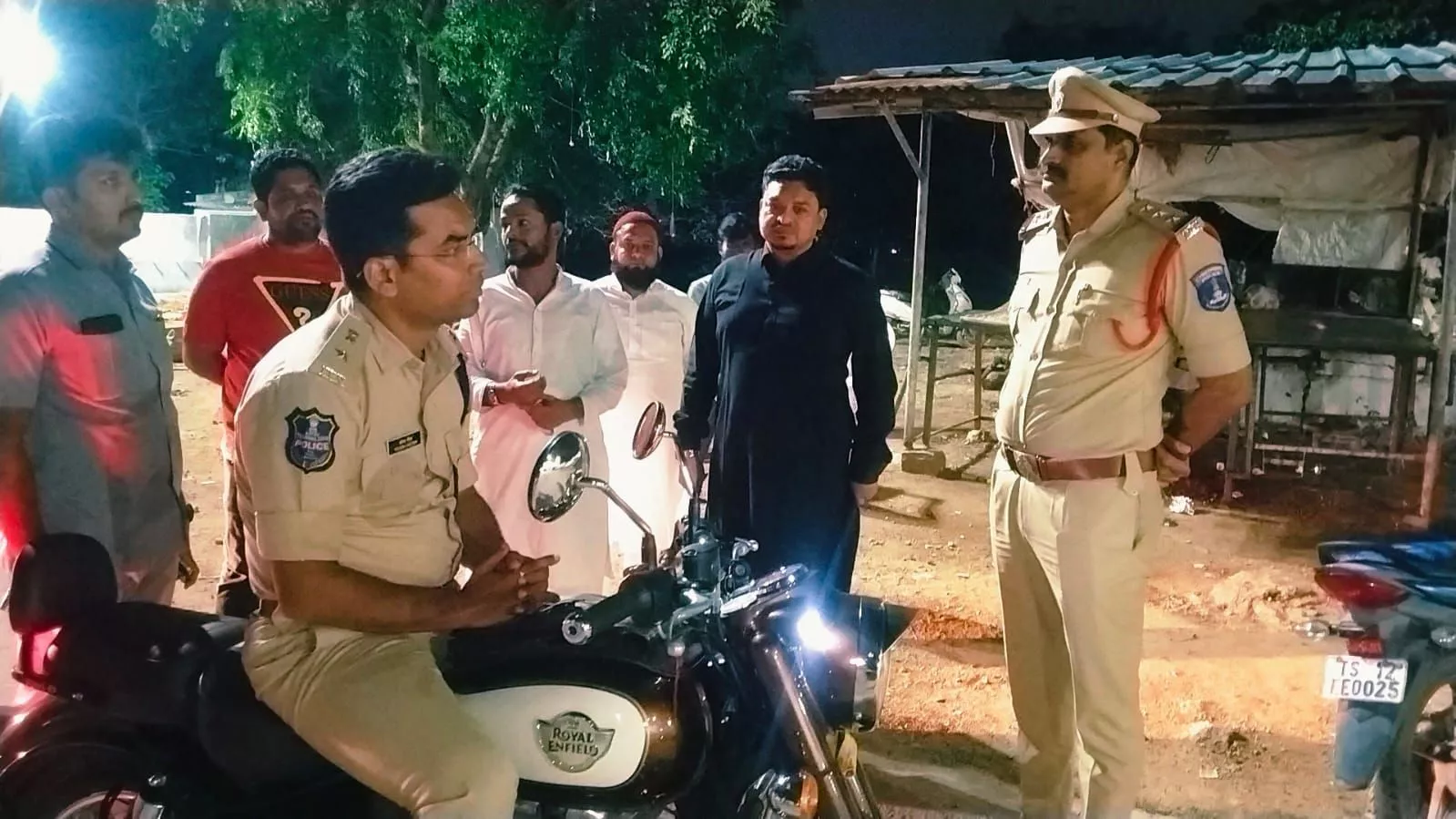 डीसीपी योगेश गौतम हैदराबाद के अत्तापुर क्षेत्र में दोपहिया पर पेट्रोलिंग करते हुए