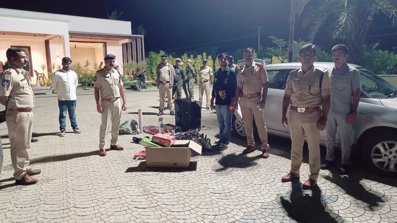 मोइनाबाद फार्म हाउस में पुलिस की औचक जांच, बरामद शराब और हुक्का