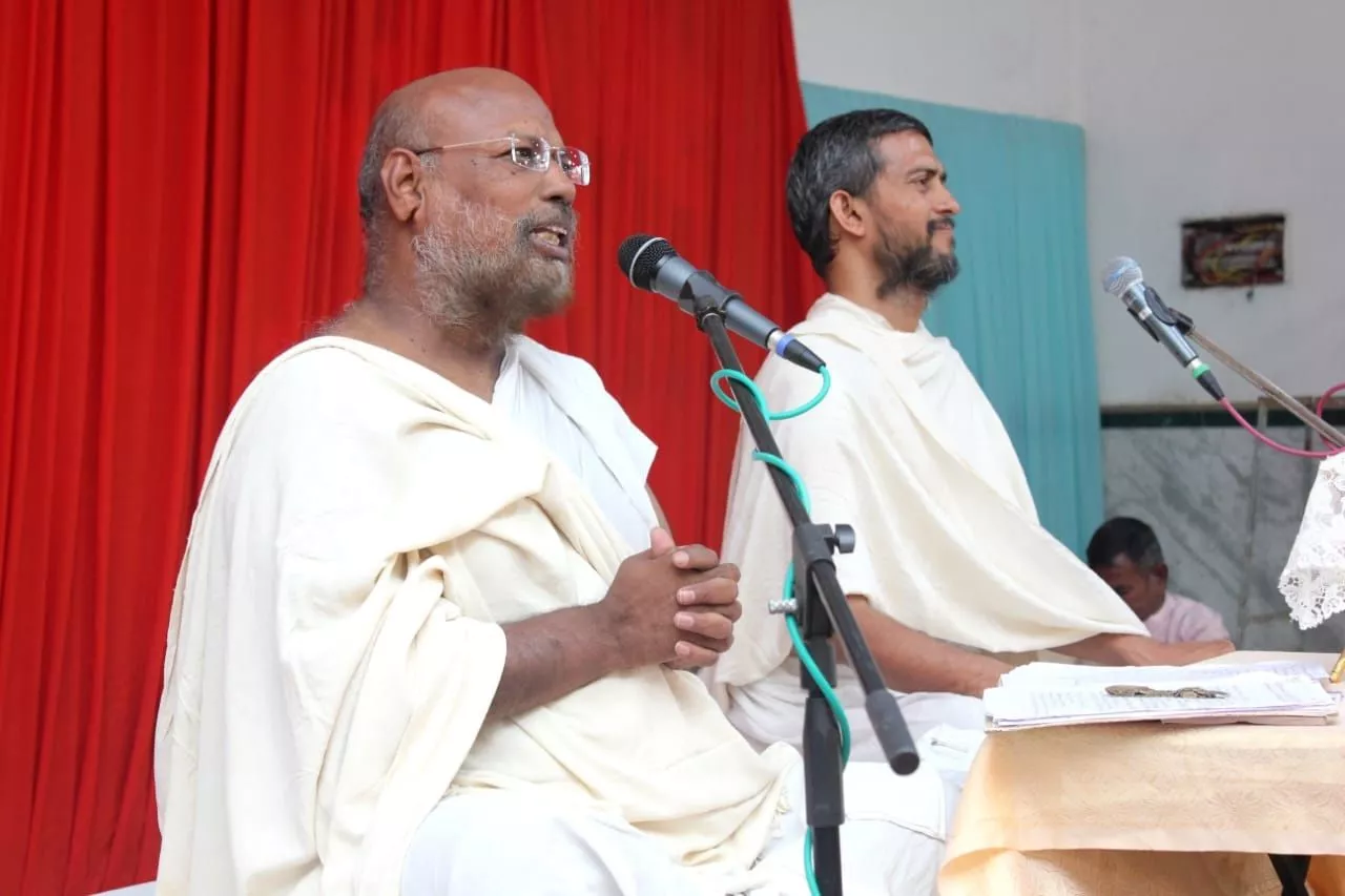 संतप्रवर निजामाबाद में जीवन जीने की कला पर प्रवचन देते हुए