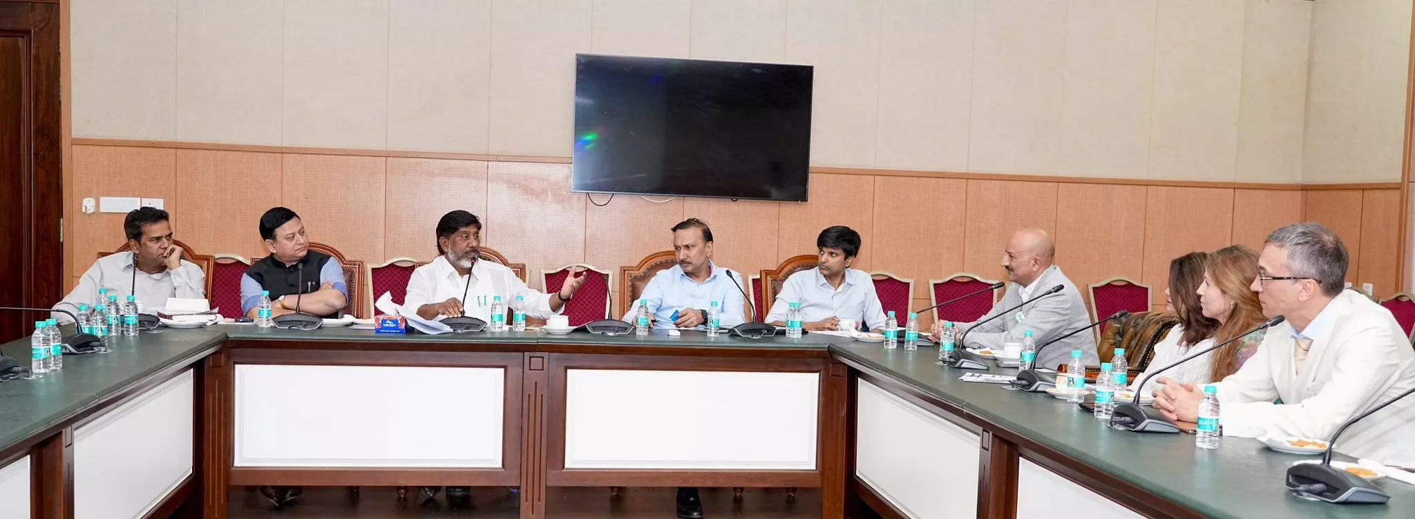 उप-मुख्यमंत्री भट्टी विक्रमार्का रूसी प्रतिनिधिमंडल से चर्चा करते हुए