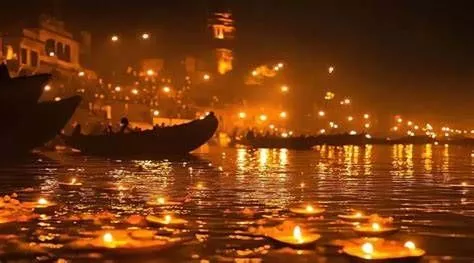 त्रिपुरासुर वध की पौराणिक कथा से जुड़ी देव दीपावली