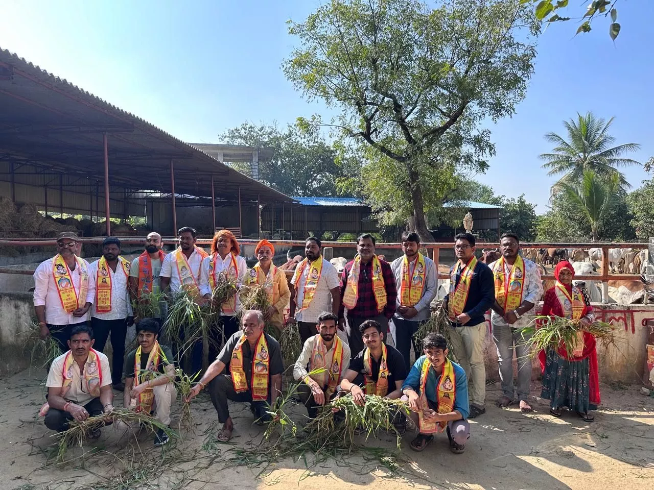 गौशाला में भक्तों द्वारा चारा और सब्जियाँ अर्पित करते हुए सेवा
