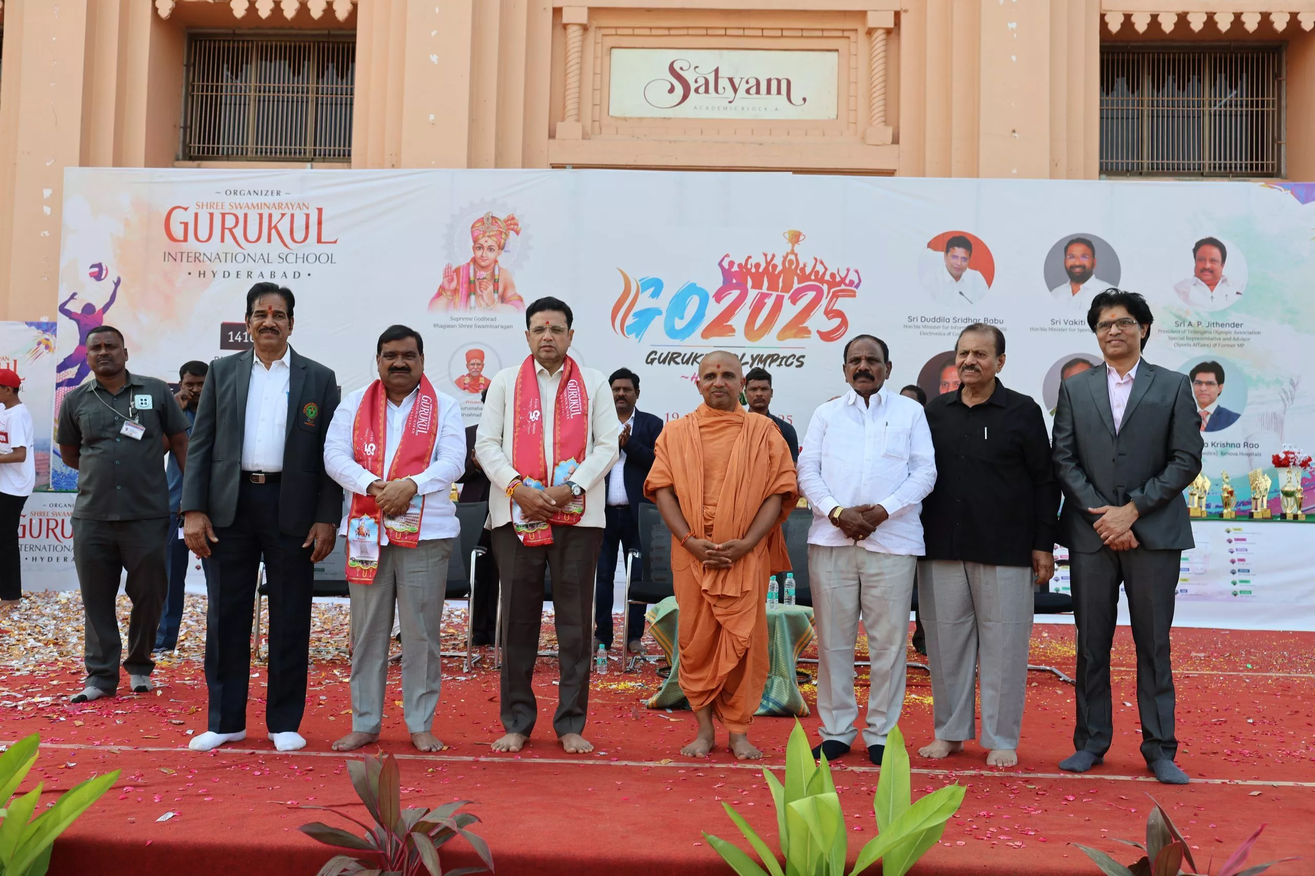 गुरुकुल ओलंपिक्स 2025 के उद्घाटन समारोह में छात्र और अतिथि