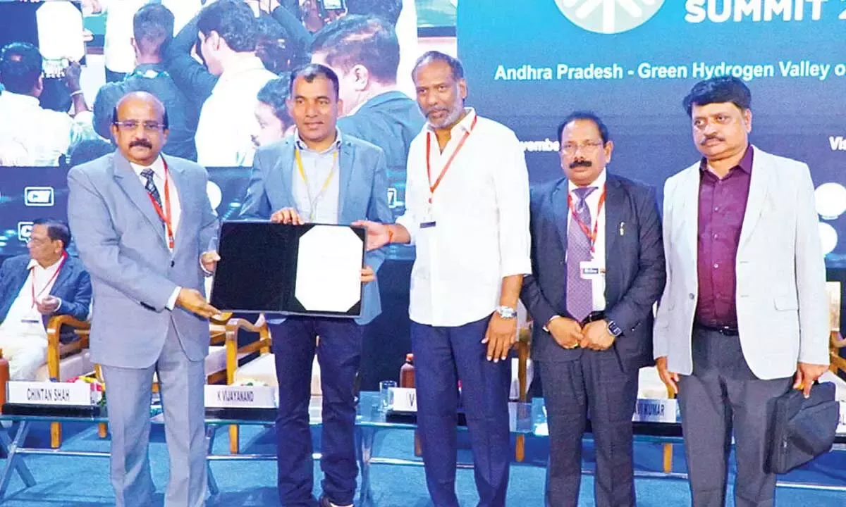 आंध्र प्रदेश में ऊर्जा क्षेत्र निवेश पर जानकारी देते मंत्री