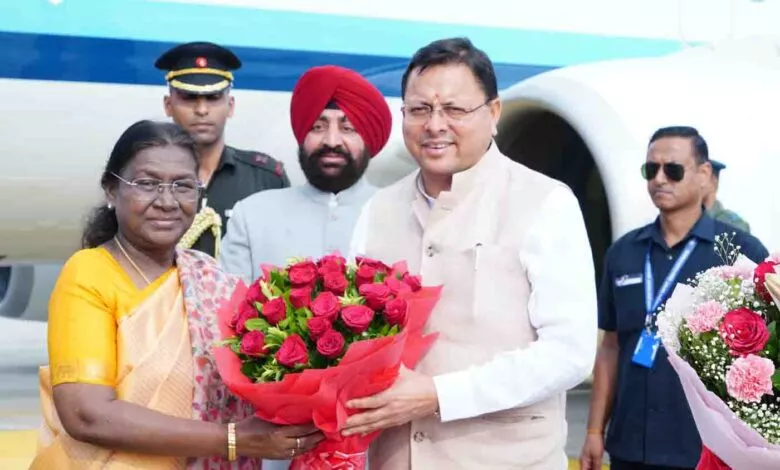 राष्ट्रपति द्रौपदी मुर्मू का उत्तराखंड आगमन, सीएम धामी और राज्यपाल के साथ