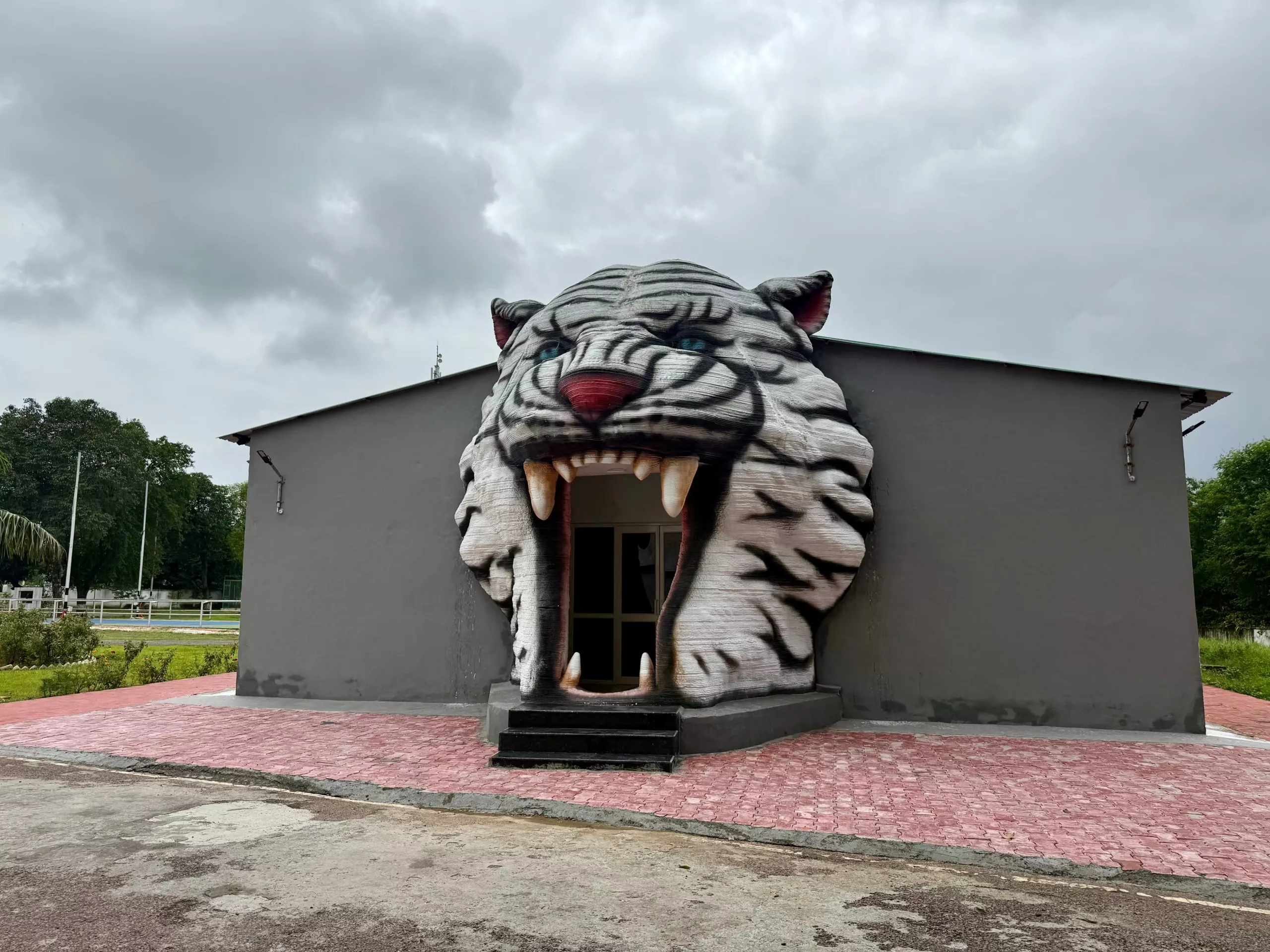 सैन्य प्रतीक चिन्ह प्रवेश द्वार का अनावरण