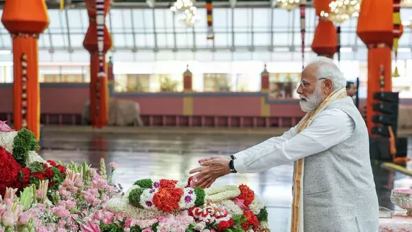PM मोदी सत्य साईं बाबा की समाधि पर श्रद्धांजलि अर्पित करते हुए