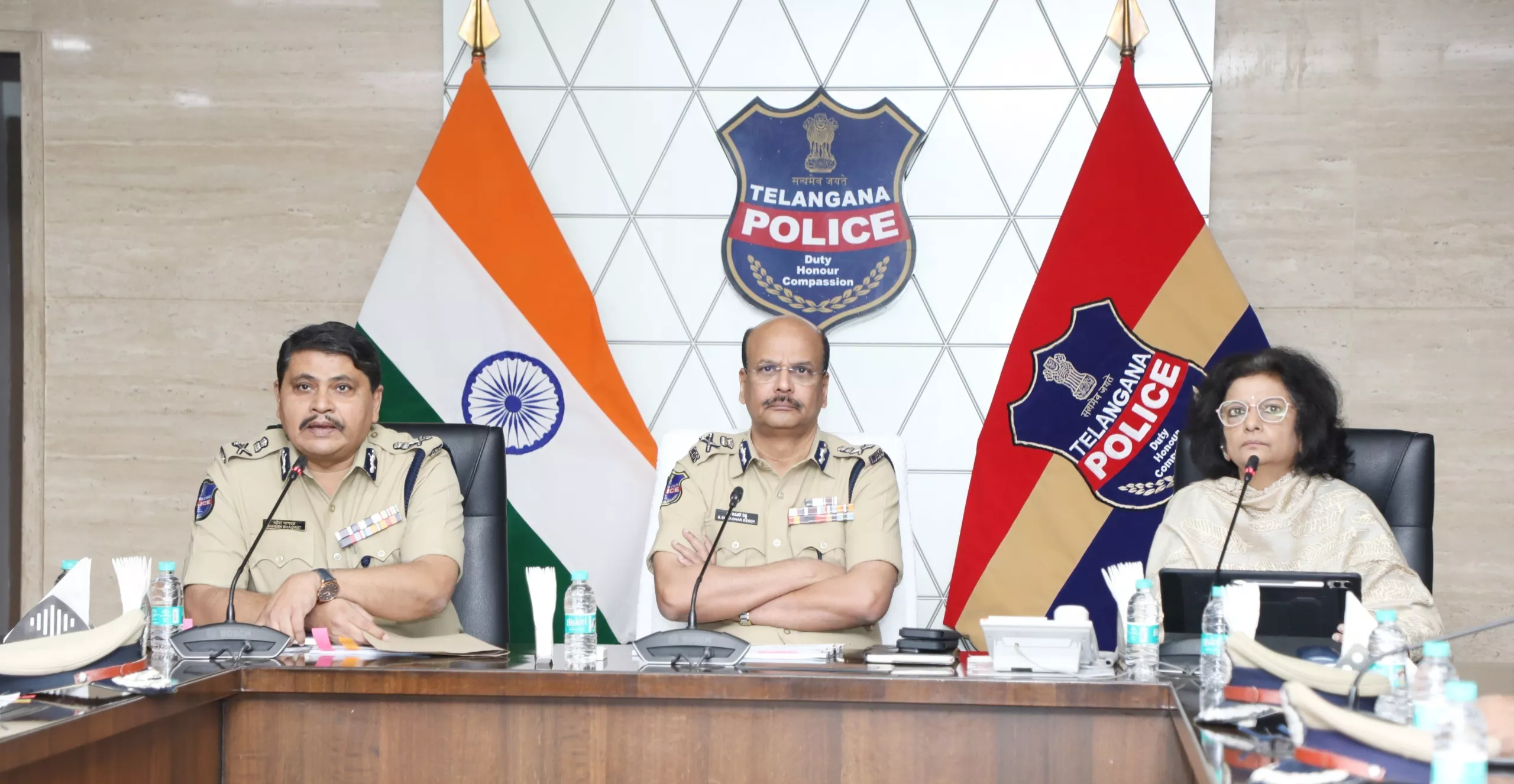 क्राइम रिव्यू मीटिंग में संबोधित करते DGP बी. शिवधर रेड्डी