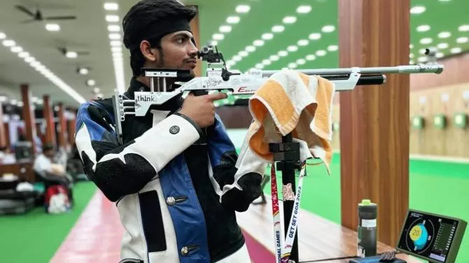 शौर्य सैनी डेफलिम्पिक्स में 50 मीटर राइफल रजत जीतते हुए