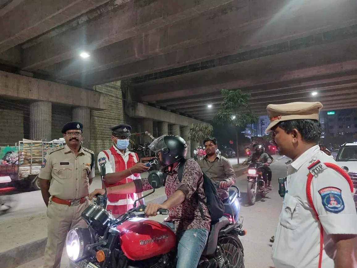 साइबराबाद ट्रैफिक पुलिस द्वारा ड्रंक एंड ड्राइव अभियान