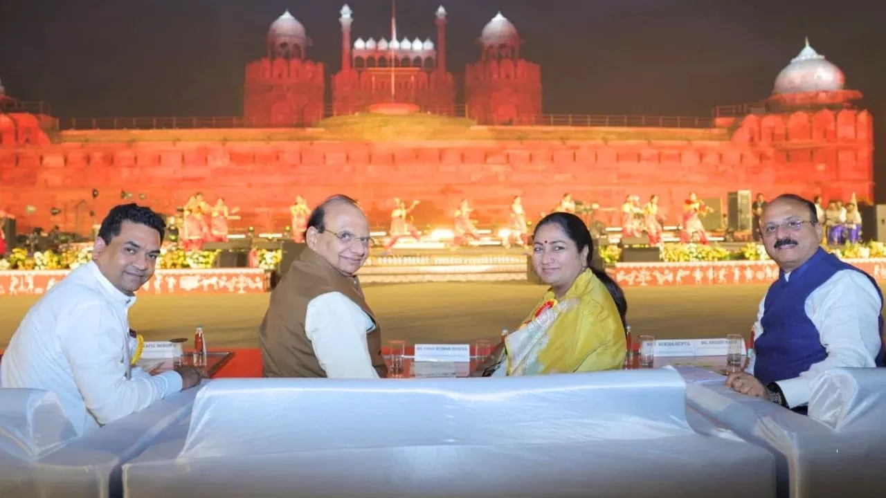 सीएम रेखा ‘मेरी दिल्ली, मेरा देश’ कार्यक्रम में संबोधित करती हुई