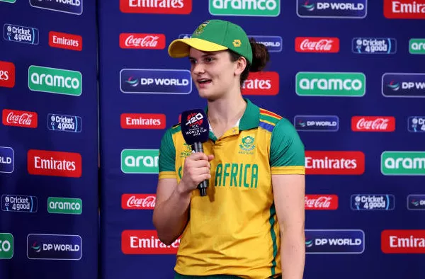 दक्षिण अफ्रीका की कप्तान लौरा वोल्वार्ड्ट फाइनल मैच के बाद बयान देती हुईं