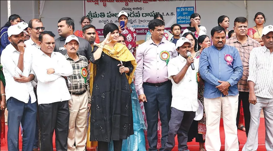 चादरघाट में आयोजित जिला स्तरीय दिव्यांग खेलों में भाग लेते छात्र