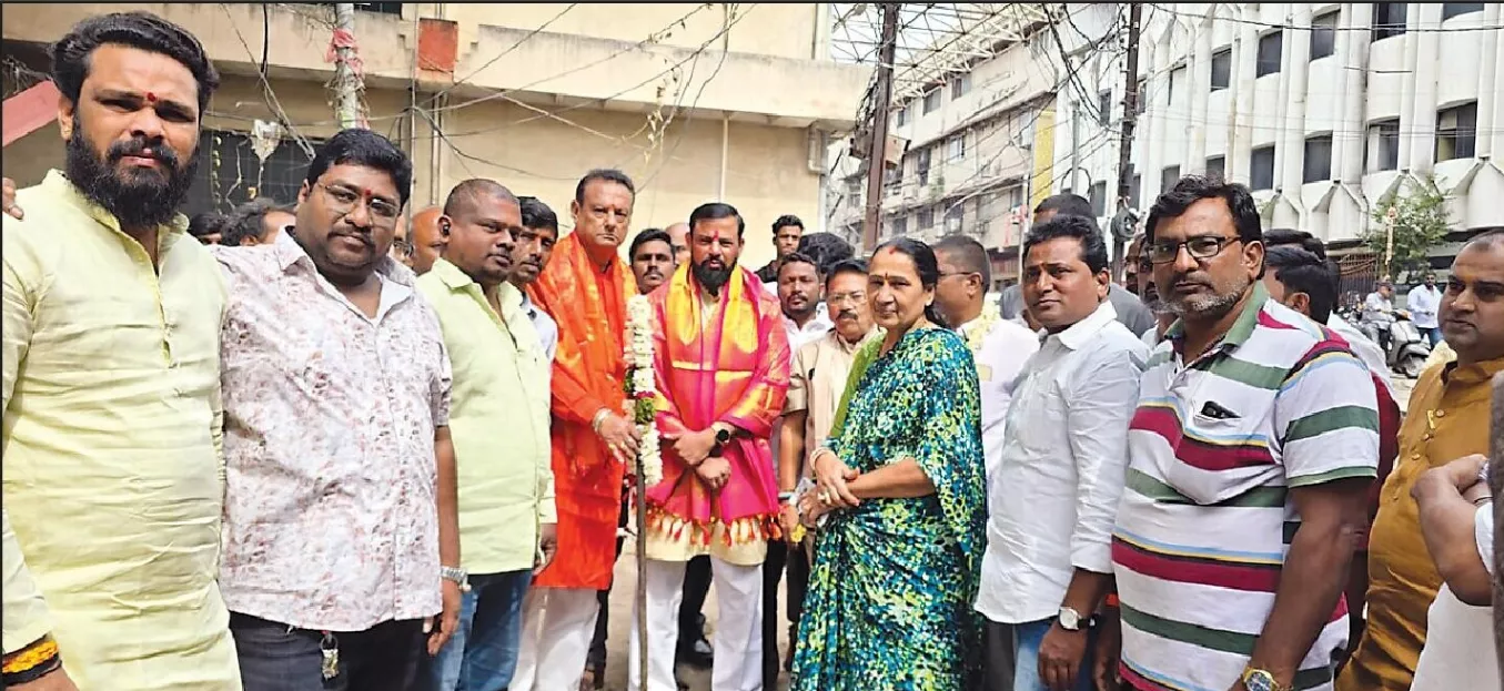 टी. राजा सिंह जामबाग में विकास कार्यों का उद्घाटन करते हुए