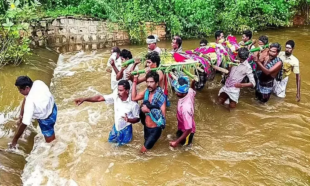 रेंदाडी गांव में नदी किनारे दफनाया शव झील में मिला