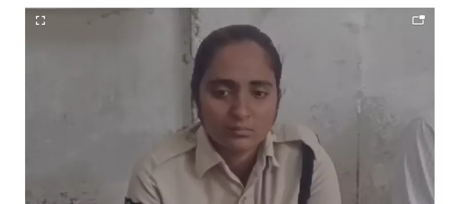 कोठागुडेम एक्साइज स्टेशन के बाहर विरोध प्रदर्शन करती महिला कांस्टेबल