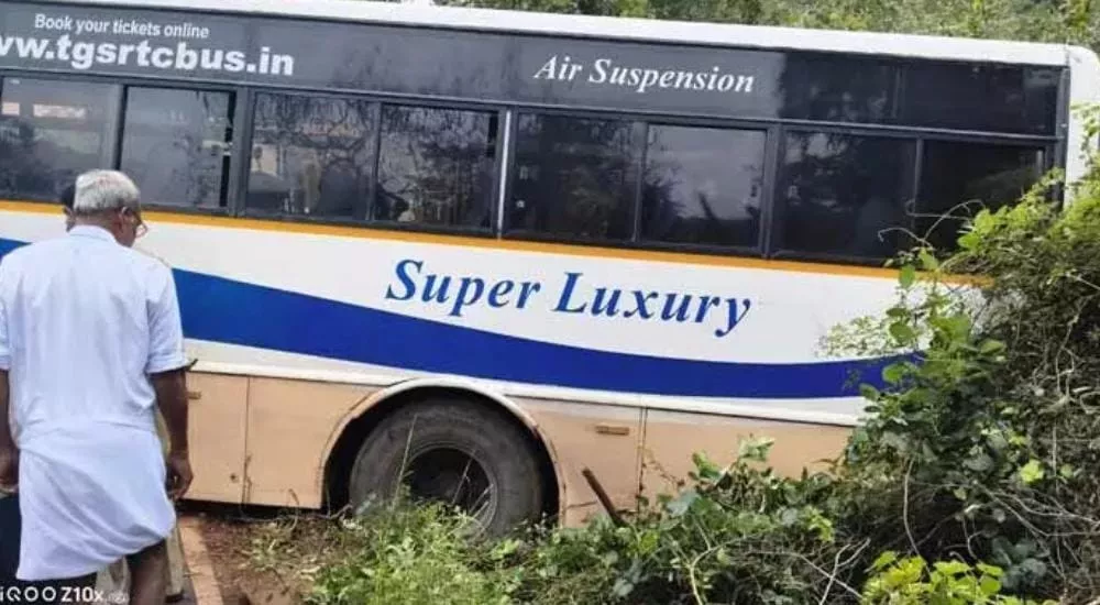 नल्लमाला घाट रोड पर फिसली आरटीसी सुपर लग्जरी बस