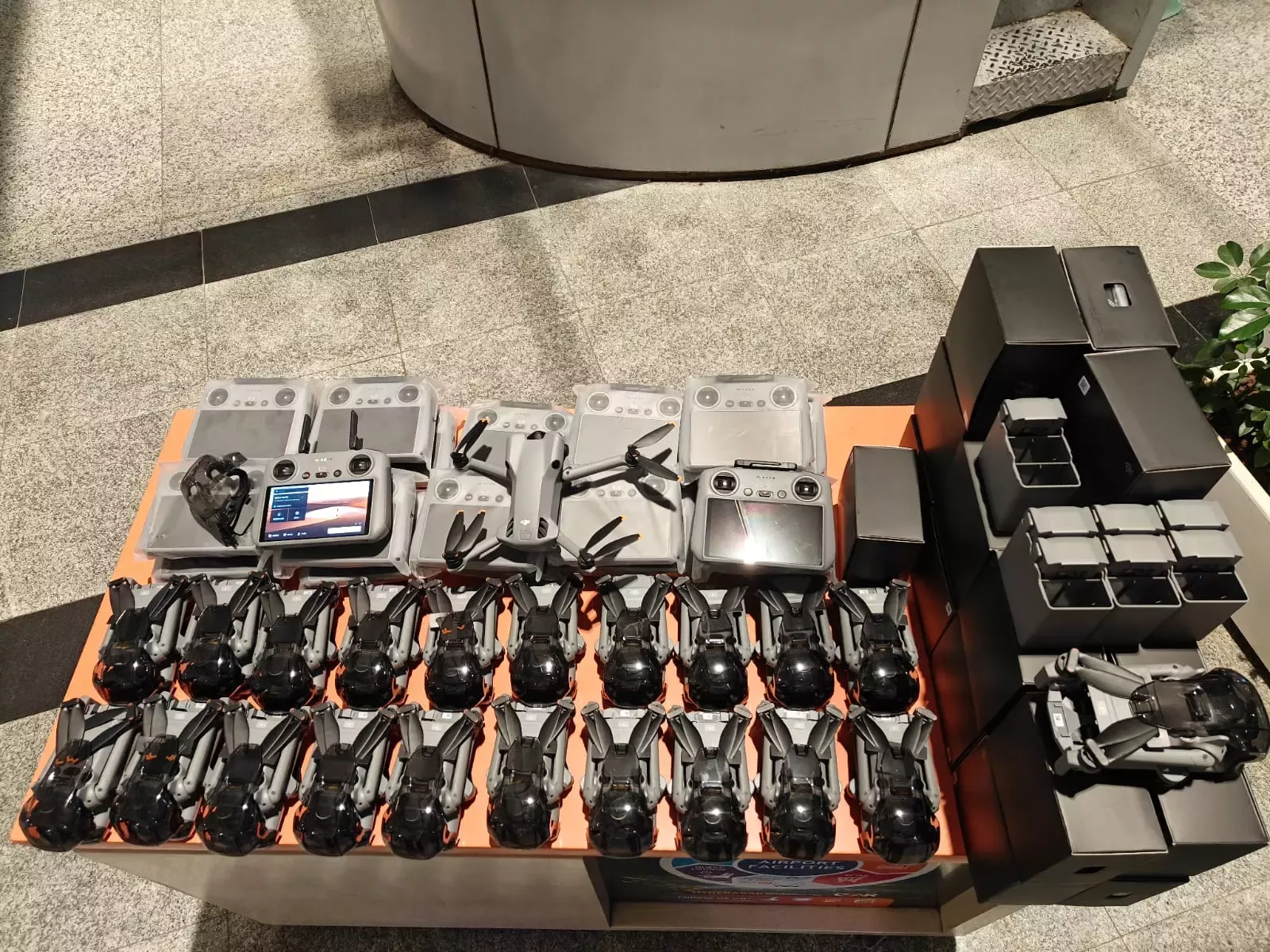 सिंगापुर से आए यात्री से 22 हाई-टेक ड्रोन बरामद