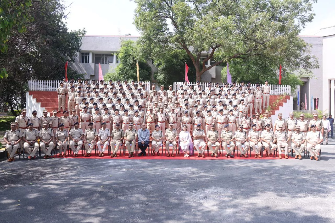 डीजीपी बी. शिवधर रेड्डी तेलंगाना पुलिस अकादमी में डीएसपी बैच को संबोधित करते हुए