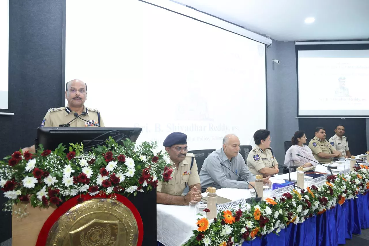 डीजीपी बी. शिवधर रेड्डी तेलंगाना पुलिस अकादमी में डीएसपी बैच को संबोधित करते हुए