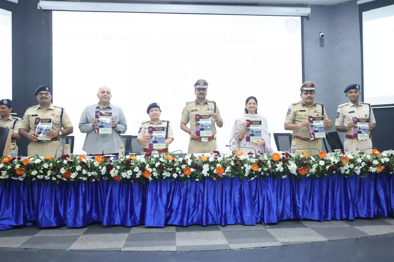 डीजीपी बी. शिवधर रेड्डी तेलंगाना पुलिस अकादमी में डीएसपी बैच को संबोधित करते हुए