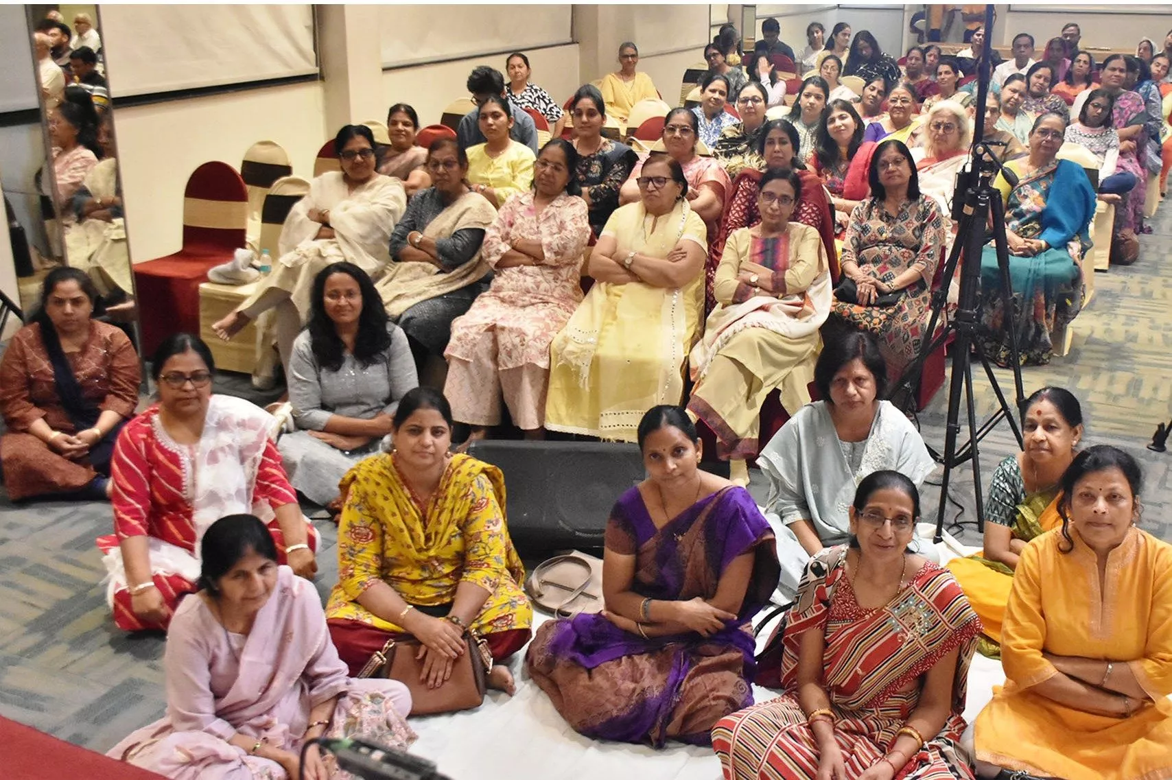 सत्संग में निदिध्यासन पर प्रवचन देते सद्गुरु रमेशजी