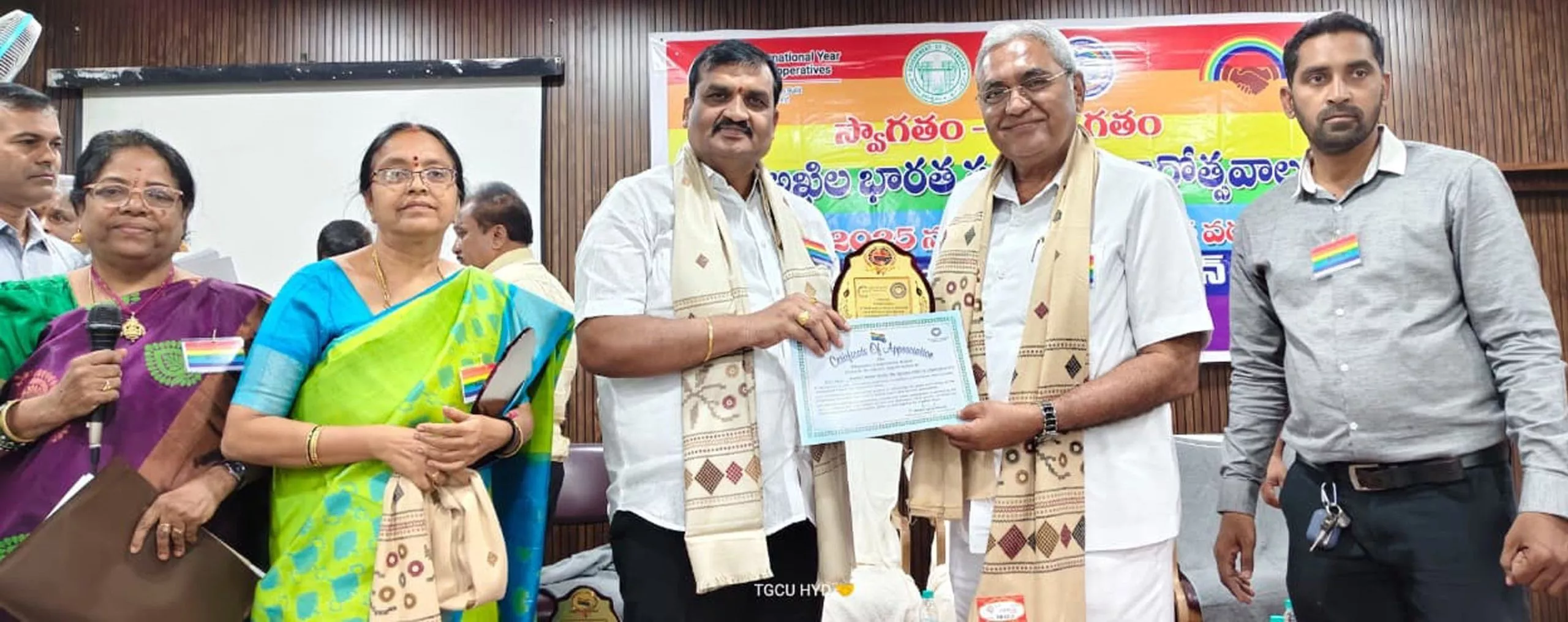 अग्रसेन बैंक अध्यक्ष प्रमोद केड़िया को सम्मानित करते अधिकारी