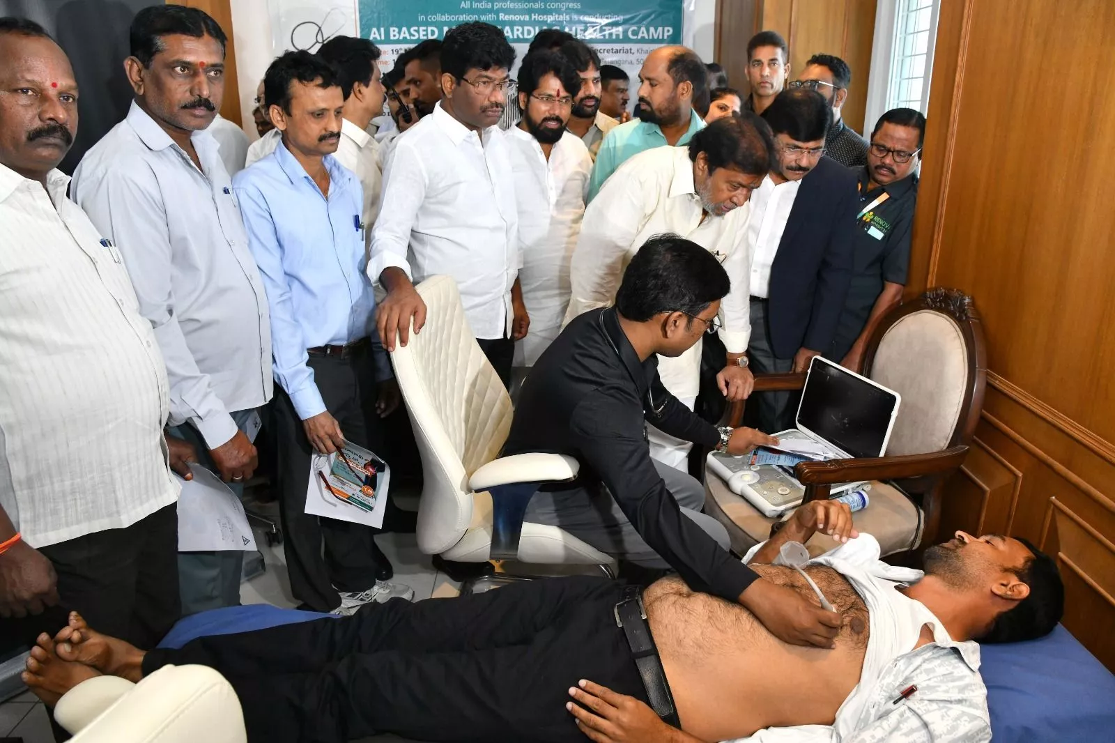 स्वास्थ्य मंत्री दामोदर राजनरसिम्हा ने शिविर का उद्घाटन किया