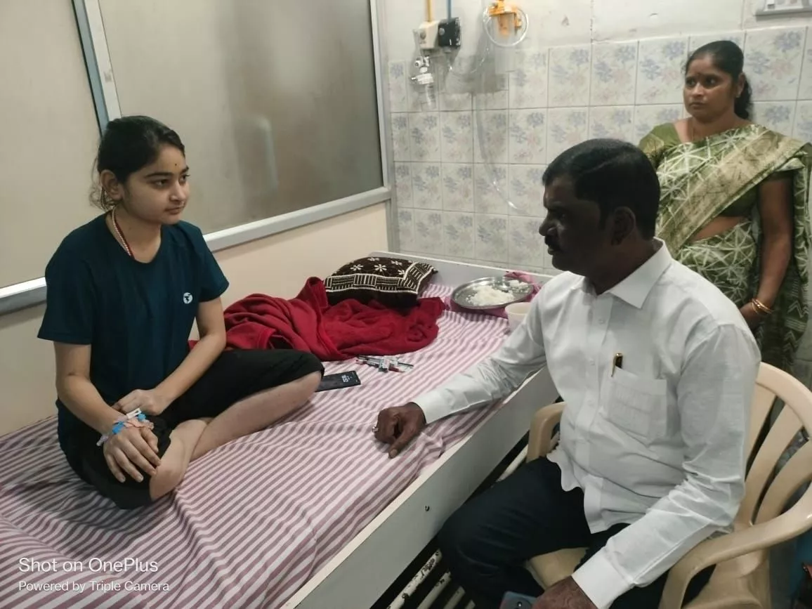 कांग्रेस नेता वेंकटेश ब्लड कैंसर पीड़िता प्रणीता से मिलते हुए