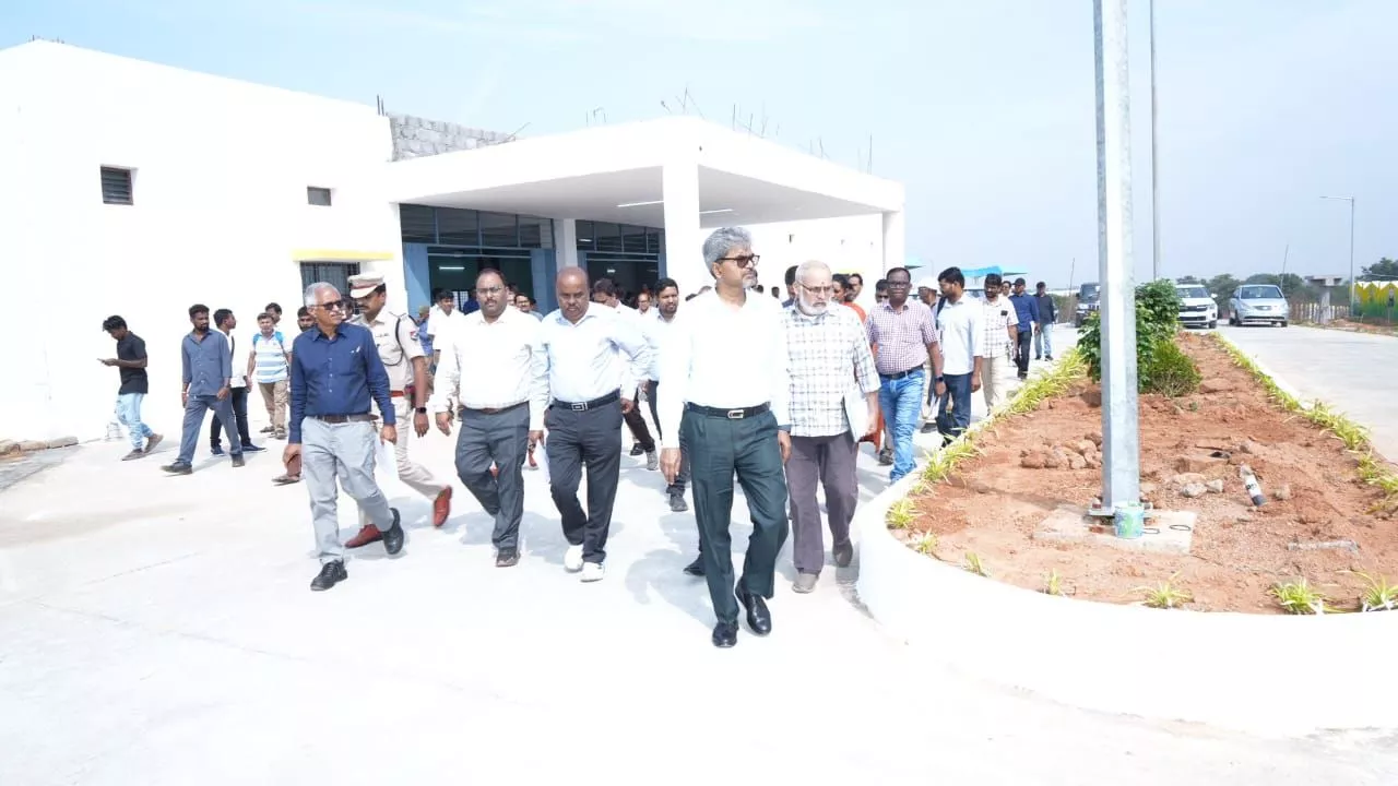 सिकंदराबाद–सिद्दिपेट रेलवे सेक्शन का निरीक्षण करते अधिकारी