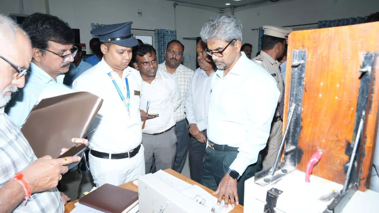 सिकंदराबाद–सिद्दिपेट रेलवे सेक्शन का निरीक्षण करते अधिकारी