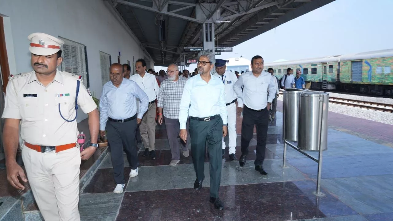 सिकंदराबाद–सिद्दिपेट सेक्शन में रेलवे अधिकारियों का निरीक्षण