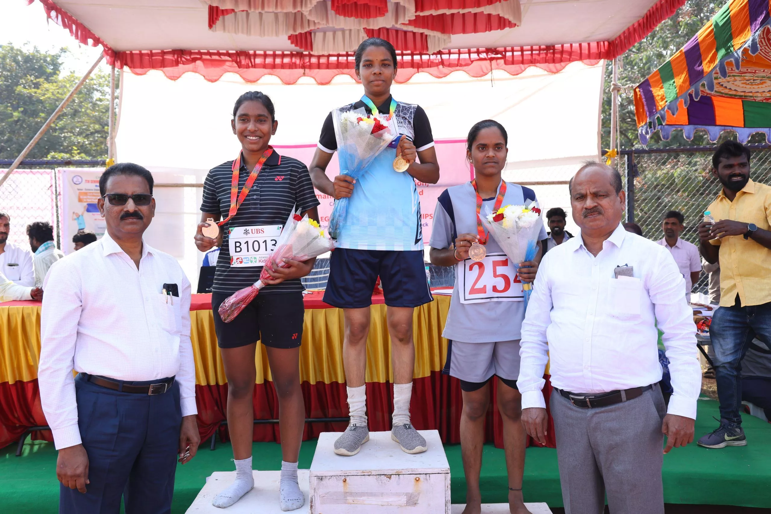 ओयू इंटर कॉलेज एथलेटिक मीट में विजेताओं को सम्मानित करते अधिकारी