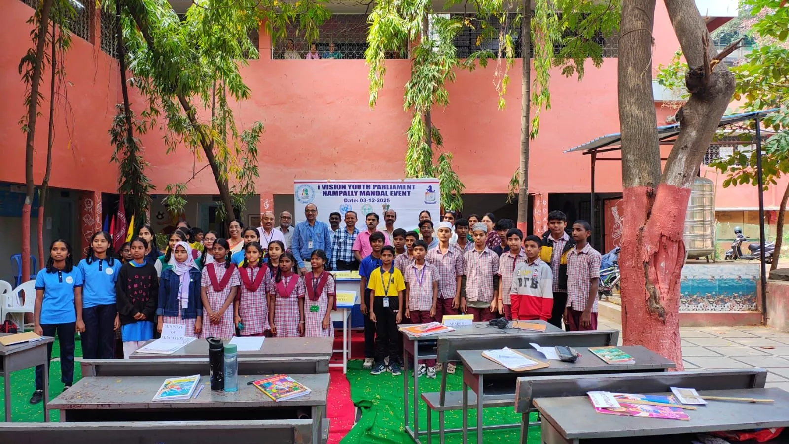 आई विजन यूथ पार्लियामेंट में मॉडल संसद सत्र करते छात्र