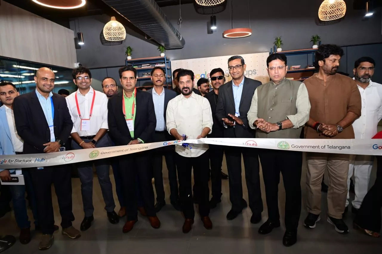 हैदराबाद में गूगल स्टार्टअप्स हब का उद्घाटन करते मुख्यमंत्री