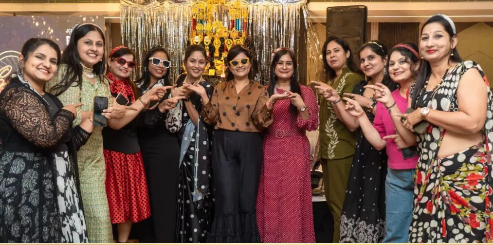सितारे डेक्कन समारोह में सदस्यों का बॉलीवुड ग्लैमर अंदाज़