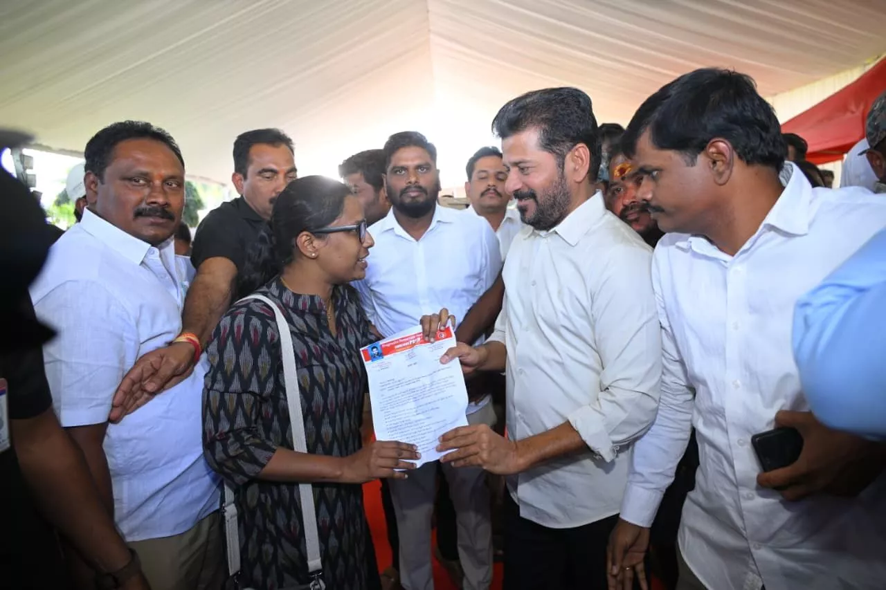 मुख्यमंत्री रेवंत रेड्डी छात्रों को संबोधित करते हुए