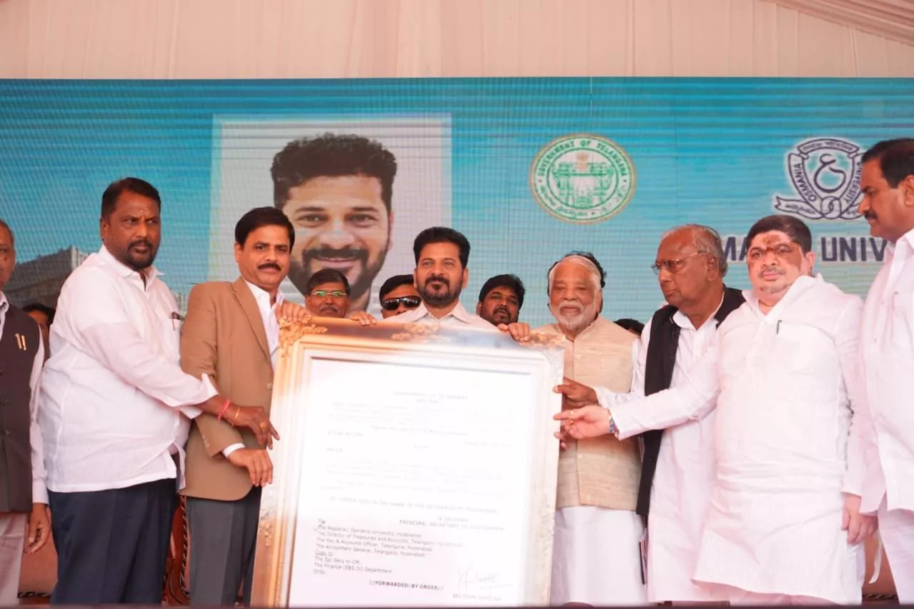 मुख्यमंत्री रेवंत रेड्डी छात्रों को संबोधित करते हुए