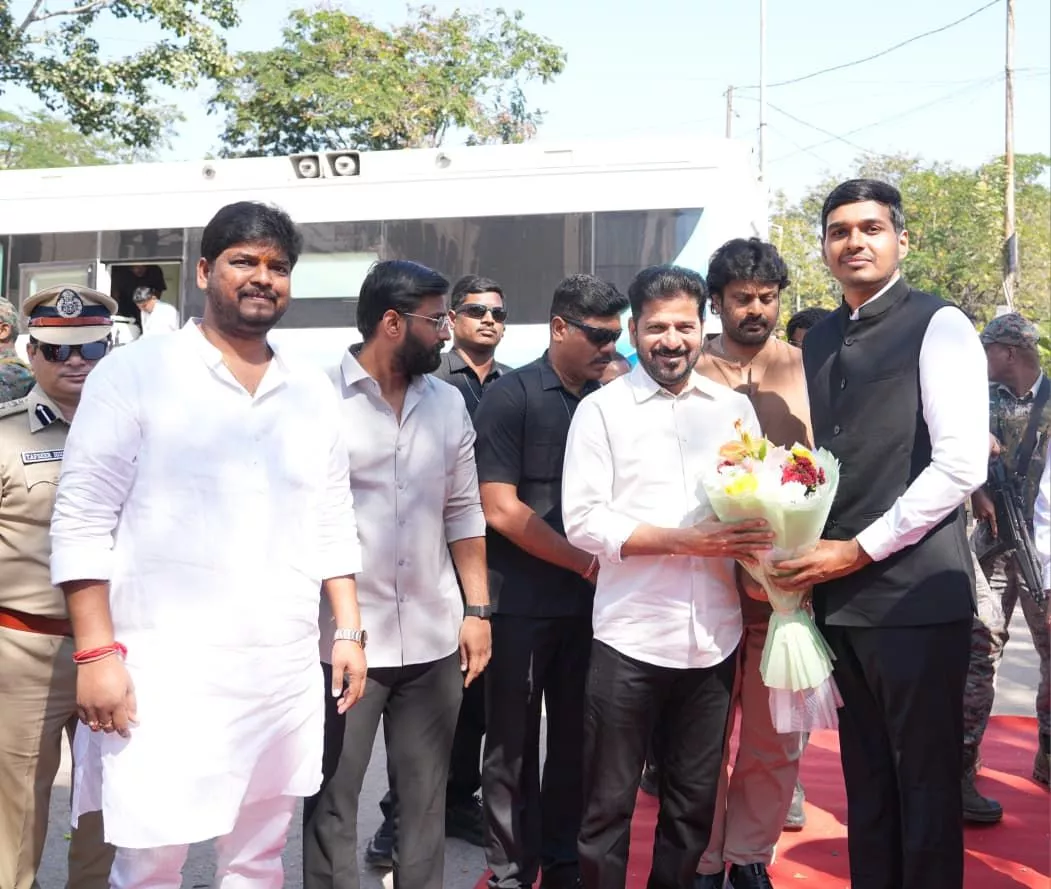 मुख्यमंत्री रेवंत रेड्डी छात्रों को संबोधित करते हुए