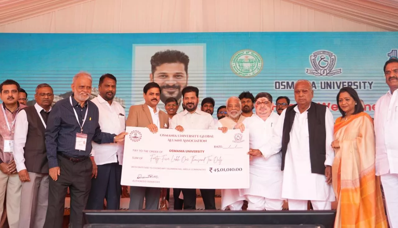 मुख्यमंत्री रेवंत रेड्डी छात्रों को संबोधित करते हुए