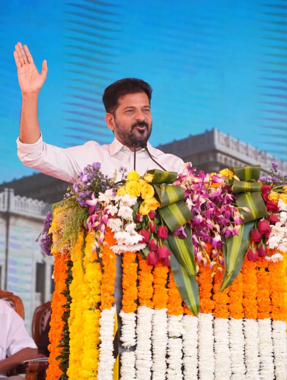 मुख्यमंत्री रेवंत रेड्डी छात्रों को संबोधित करते हुए