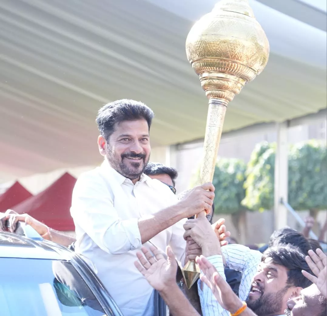 मुख्यमंत्री रेवंत रेड्डी छात्रों को संबोधित करते हुए