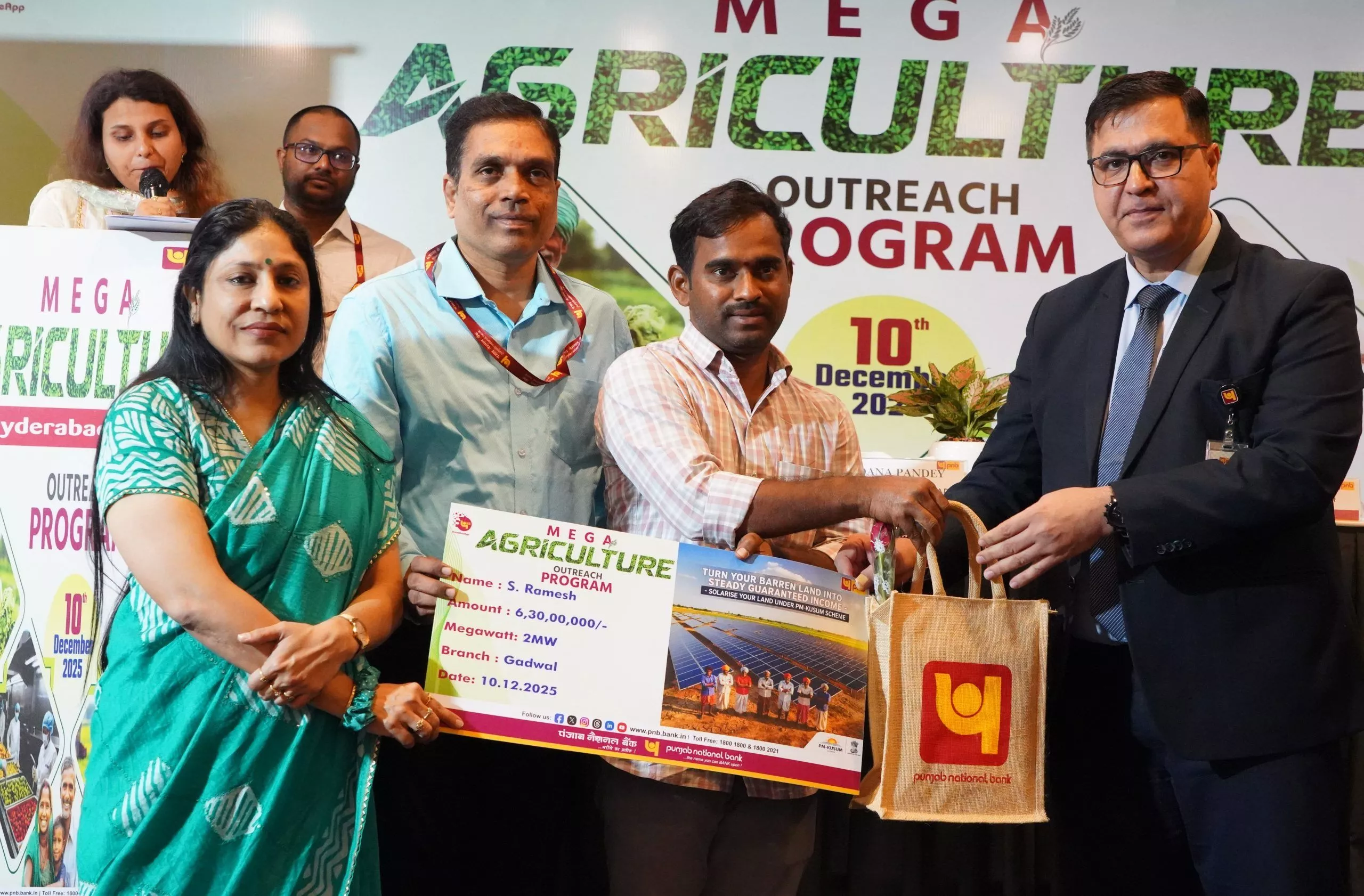 पीएनबी कार्यक्रम में किसानों को ऋण स्वीकृति पत्र प्रदान करते अधिकारी