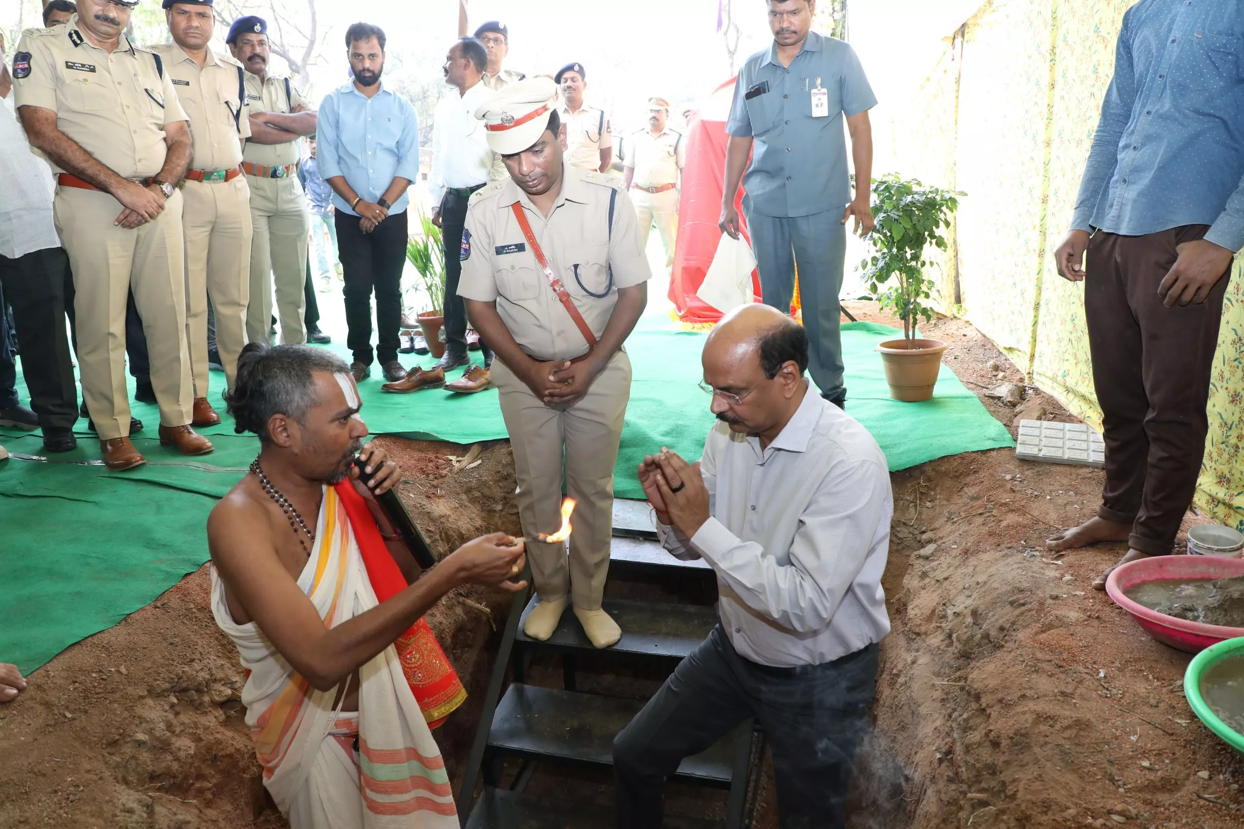 पीटीओ फ्यूल आउटलेट के उद्घाटन में पुलिस अधिकारी उपस्थित