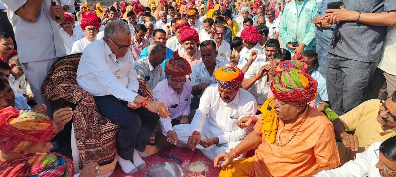 सीरवी समाज ने आई माता मंदिर मुख्य द्वार निर्माण का शुभारंभ किया