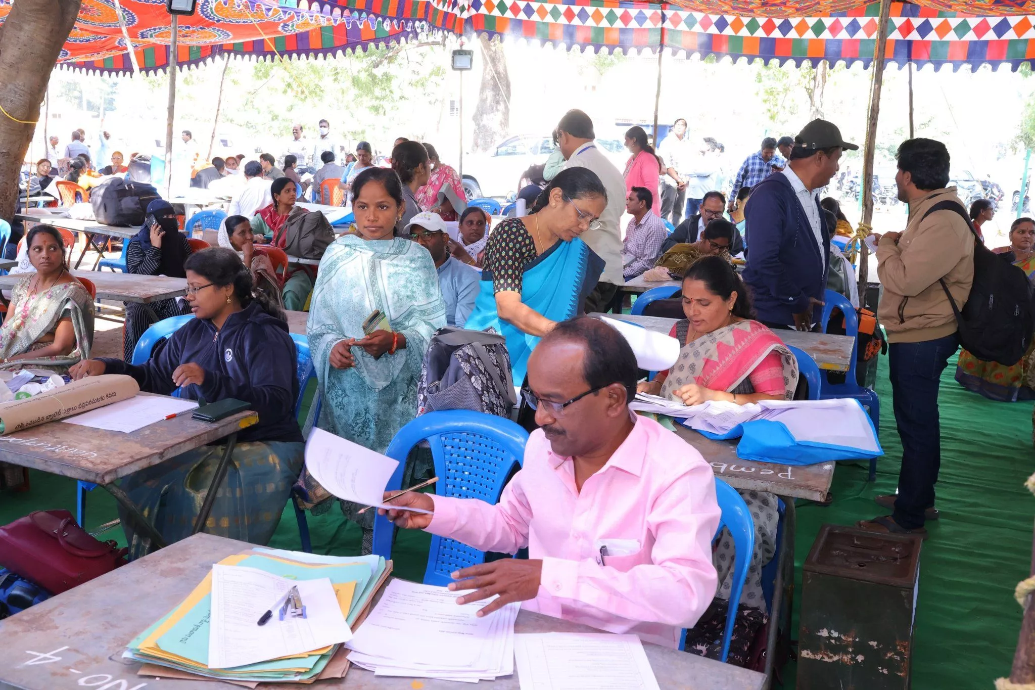 आतंकवाद पीड़ित परिवारों को नियुक्ति पत्र सौंपते एलजी मनोज सिन्हा