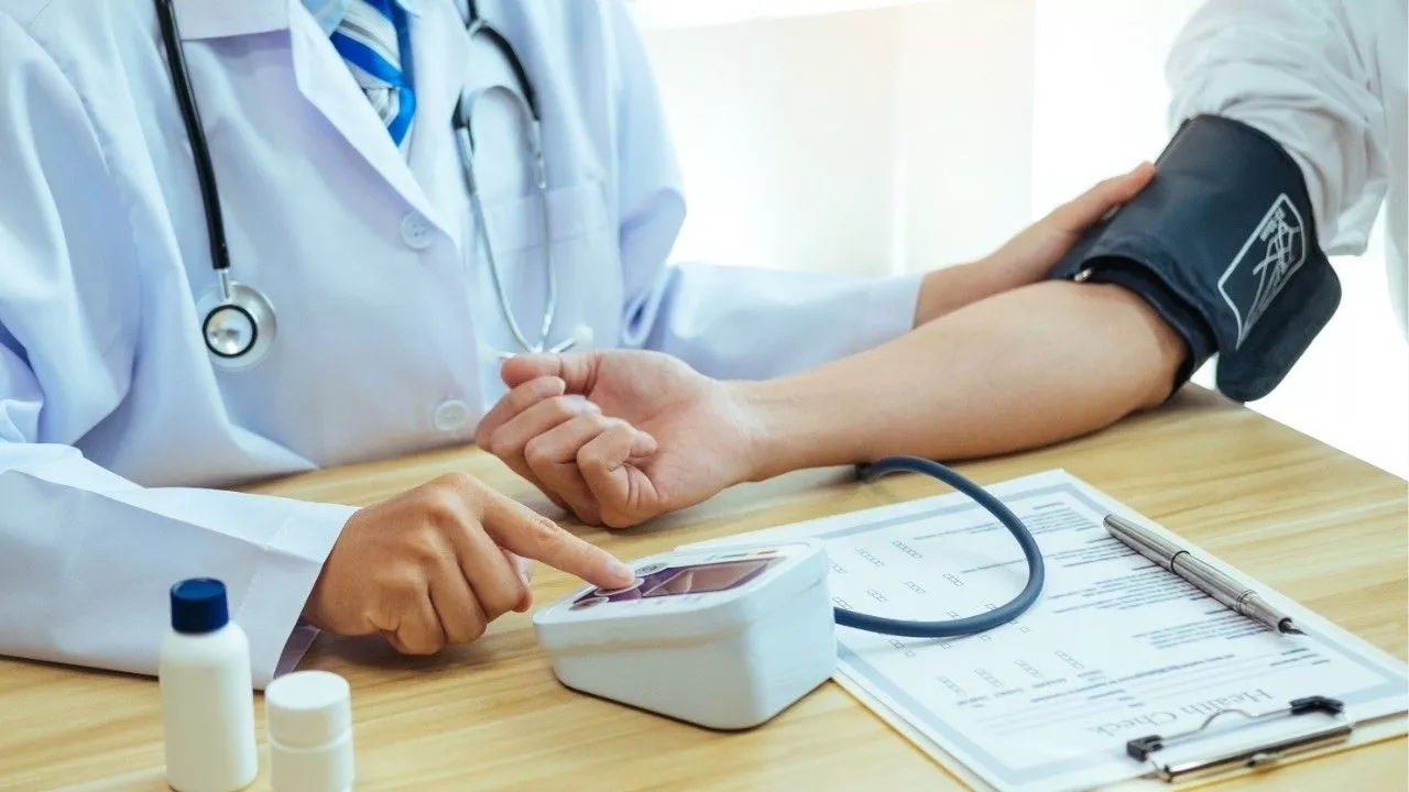 156वां निशुल्क चिकित्सा शिविर वासवी कॉलोनी में आयोजित