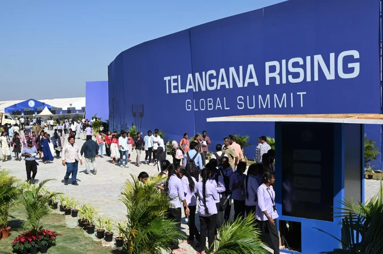 तेलंगाना ग्लोबल समिट में स्टॉलों का अवलोकन करते छात्र