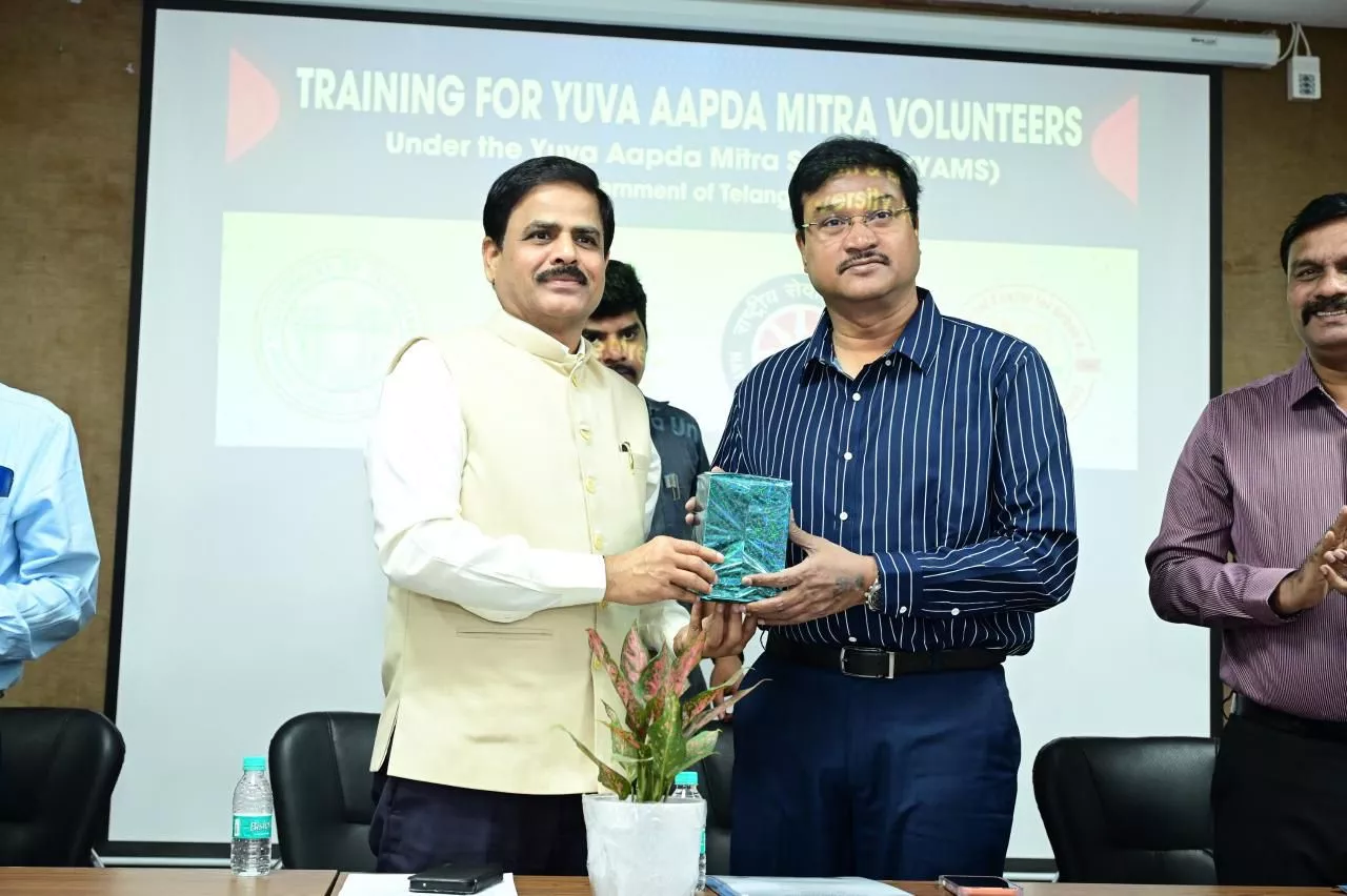 युवा आपदा मित्र ट्रेनिंग कार्यक्रम में युवाओं को प्रेरित करते अधिकारी