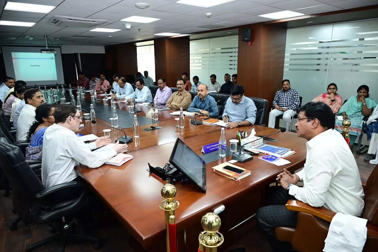 नालों की डी-सिल्टिंग पर बैठक में निर्देश देते हैद्रा आयुक्त